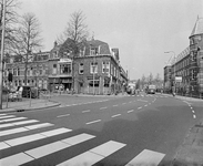 857551 Gezicht op de kruising van de Prins Hendriklaan (links) en de Jan van Scorelstraat (rechts) te Utrecht.